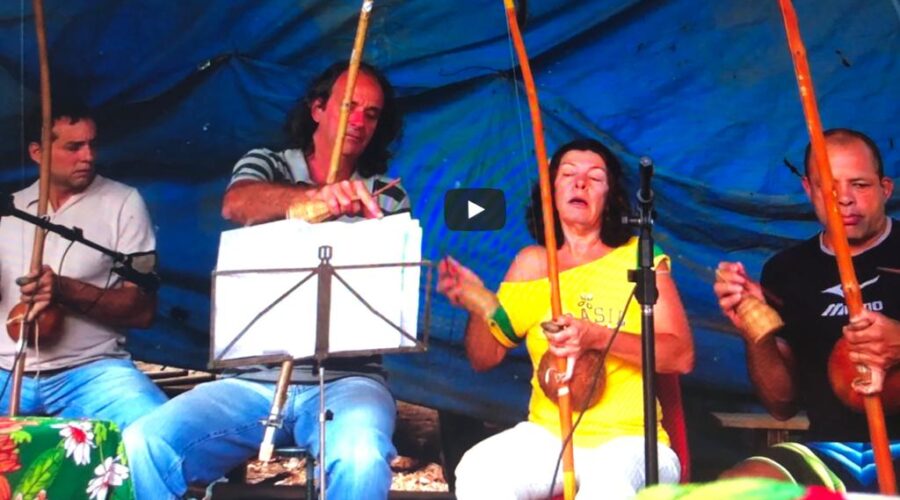 Universidade Livre de Estudos Culturais da Capoeira - Universidade da Capoeira - UNICAPOEIRA: Orquestra Harmônica de Berimbaus. Mestres Bom Menino, Boca Senzala - Humberto Barbosa de Sousa, Peter Faluhelyi e Laura Cavalieri Bisio. Toques de Berimbau - Segundo Ensinamentos do Grupo Meia Lua. Chácara Pau D'Óleo, Residencial Café Planalto, Sobradinho, Distrito Federal/DF, Brasil. Registro de Capoeira Mestre Polêmico - Professor João Couto Teixeira. IMG_3556. 1,17 GB. 12h26. 12 de julho de 2014.