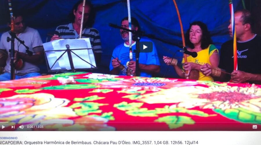 Universidade Livre de Estudos Culturais da Capoeira - Universidade da Capoeira - UNICAPOEIRA: Orquestra Harmônica de Berimbaus. Mestres Bom Menino, Boca Senzala - Humberto Barbosa de Sousa, Peter Faluhelyi e Laura Cavalieri Bisio. Santo Antônio Abençoou, Eu Vi o Sol, Mandei Caiar, Meu Peão Rodou, Maia. Chácara Pau D'Óleo, Residencial Café Planalto, Sobradinho, Distrito Federal/DF, Brasil. Registro de Capoeira Mestre Polêmico - Professor João Couto Teixeira. IMG_3557. 1,04 GB. 12h56. 12 de julho de 2014.
