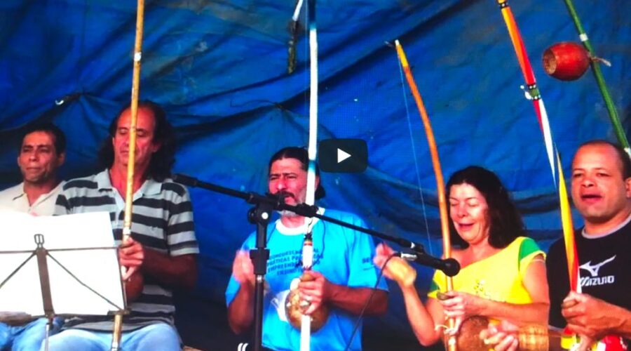 Universidade Livre de Estudos Culturais da Capoeira - Universidade da Capoeira - UNICAPOEIRA: Orquestra Harmônica de Berimbaus. Mestres Bom Menino, Boca Senzala - Humberto Barbosa de Sousa, Peter Faluhelyi e Laura Cavalieri Bisio. Iúna Mandingueira e Meia Faca. Chácara Pau D'Óleo, Residencial Café Planalto, Sobradinho, Distrito Federal/DF, Brasil. Registro de Capoeira Mestre Polêmico - Professor João Couto Teixeira. IMG_3560. 1,06 GB. 13h21. 12 de julho de 2014.