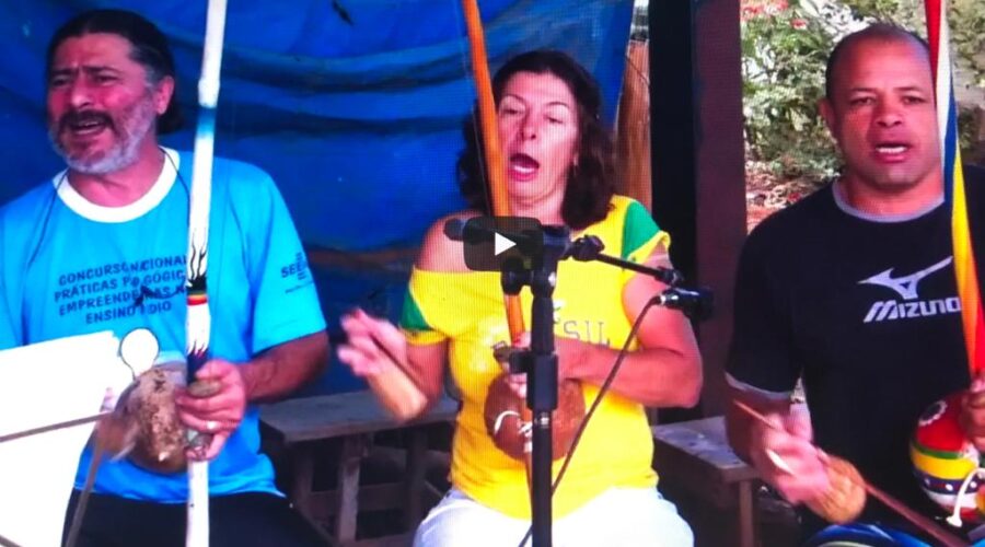 Universidade Livre de Estudos Culturais da Capoeira - Universidade da Capoeira - UNICAPOEIRA: Orquestra Harmônica de Berimbaus. Mestres Bom Menino, Boca Senzala - Humberto Barbosa de Sousa, Peter Faluhelyi e Laura Cavalieri Bisio. Avisa Meu Mano, Eu Queria Ter Dinheiro, Me Dá Meu Dinheiro, Hino do Grupo de Capoeira Meia Lua, Adeus Adeus. Chácara Pau D'Óleo, Residencial Café Planalto, Sobradinho, Distrito Federal/DF, Brasil. Registro de Capoeira Mestre Polêmico - Professor João Couto Teixeira. IMG_3563. 555,4 MB. 13h34. 12 de julho de 2014.