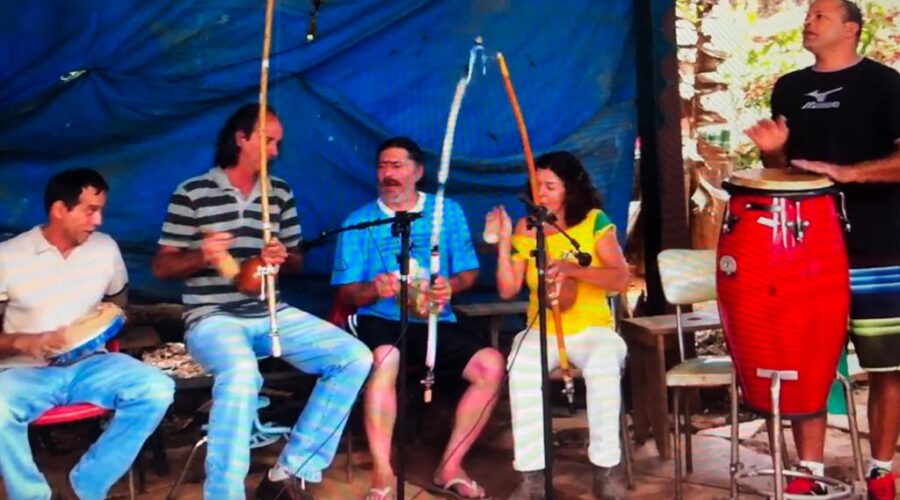 Universidade Livre de Estudos Culturais da Capoeira - Universidade da Capoeira - UNICAPOEIRA: Orquestra Harmônica de Berimbaus. Mestres Bom Menino, Boca Senzala - Humberto Barbosa de Sousa, Peter Faluhelyi e Laura Cavalieri Bisio. Samba, Xô Xô, Canarinho, Valha-me Deus, Beira Mar, Outras. Chácara Pau D'Óleo, Residencial Café Planalto, Sobradinho, Distrito Federal/DF, Brasil. Registro de Capoeira Mestre Polêmico - Professor João Couto Teixeira. IMG_3565. 808 MB. 13h52. 12 de julho de 2014.