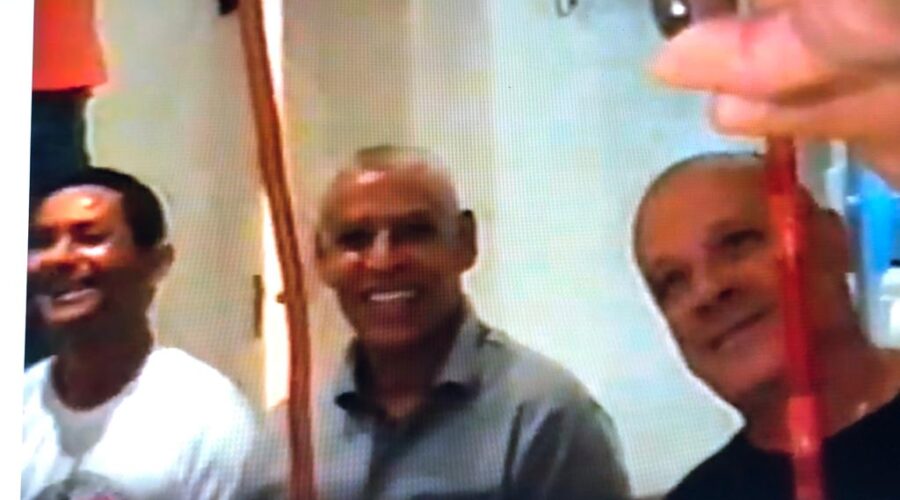 Universidade Livre de Estudos Culturais da Capoeira - Universidade da Capoeira - UNICAPOEIRA: Orquestra Harmônica de Berimbaus. Mestres Angoleiro, Hélio Tabosa de Moraes, Dom Ivan Zacarias Guimarães Gobbo, Bartolomeu Vieira das Chagas, Marinheiro - Luiz Augusto, Baleado - Risomar Torres Arruda, Peter Faluhelyi, Bella - Maria Izabel Melotti Xible, Laura Cavalieri Bisio, Bruno Sampaio, Alex Bastos e Silva. Restaurante Empório Tropical, Centro Empresarial Meliá, Quadra 06, Conjunto A, Bloco B, Brasília, Distrito Federal/DF, Brasil. Registro de Capoeira Mestre Polêmico - Professor João Couto Teixeira. 203,2 MB. 20h11. 11 de abril de 2015.