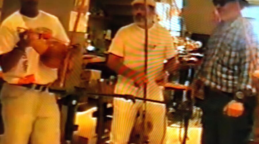 Universidade Livre de Estudos Culturais da Capoeira - Universidade da Capoeira - UNICAPOEIRA: Orquestra Harmônica de Berimbaus. Mestres Angoleiro, Hélio Tabosa de Moraes, Dom Ivan Zacarias Guimarães Gobbo, Bartolomeu Vieira das Chagas, Marinheiro - Luiz Augusto, Baleado - Risomar Torres Arruda, Peter Faluhelyi, Bella - Maria Izabel Melotti Xible, Laura Cavalieri Bisio, Bruno Sampaio, Alex Bastos e Silva. Restaurante Empório Tropical, Centro Empresarial Meliá, Quadra 06, Conjunto A, Bloco B, Brasília, Distrito Federal/DF, Brasil. Registro de Capoeira Mestre Polêmico - Professor João Couto Teixeira. 774,4 MB. 17h49. 11 de abril de 2015.