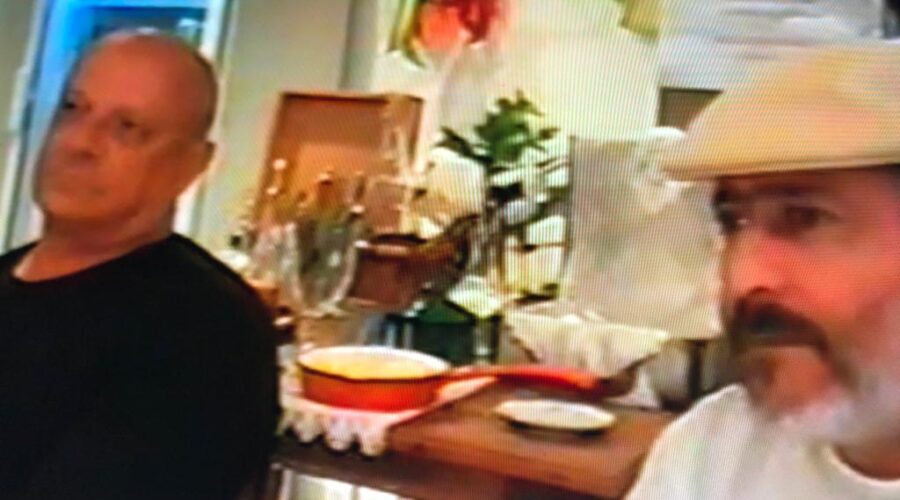 Universidade Livre de Estudos Culturais da Capoeira - Universidade da Capoeira - UNICAPOEIRA: Orquestra Harmônica de Berimbaus. Mestres Angoleiro, Hélio Tabosa de Moraes, Dom Ivan Zacarias Guimarães Gobbo, Bartolomeu Vieira das Chagas, Marinheiro - Luiz Augusto, Baleado - Risomar Torres Arruda, Peter Faluhelyi, Bella - Maria Izabel Melotti Xible, Laura Cavalieri Bisio, Bruno Sampaio, Alex Bastos e Silva. Restaurante Empório Tropical, Centro Empresarial Meliá, Quadra 06, Conjunto A, Bloco B, Brasília, Distrito Federal/DF, Brasil. Registro de Capoeira Mestre Polêmico - Professor João Couto Teixeira. 962,6 MB. 20h11. 11 de abril de 2015.