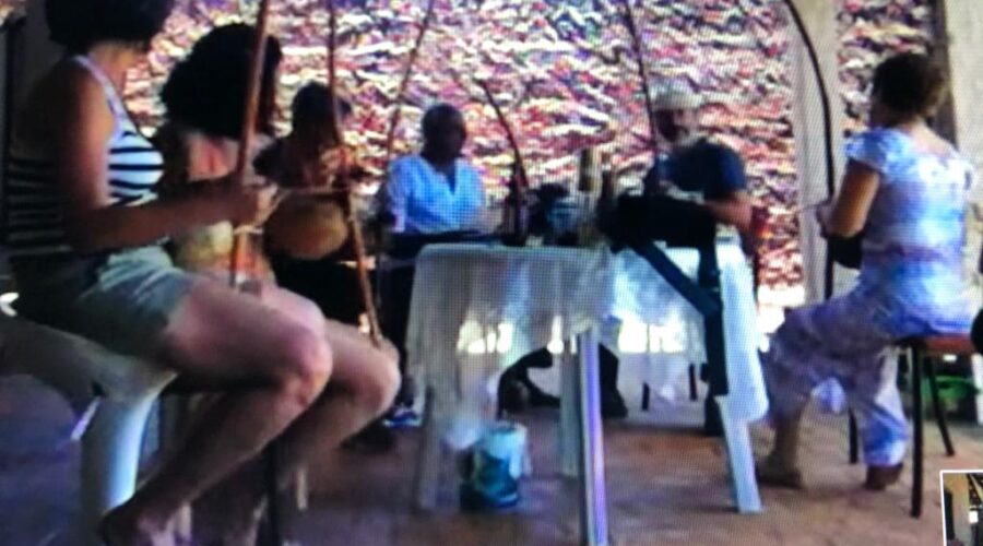 Universidade Livre de Estudos Culturais da Capoeira - Universidade da Capoeira - UNICAPOEIRA: Orquestra Harmônica de Berimbaus. Mestres Hélio Tabosa de Moraes, Dom Ivan Zacarias Guimarães Gobbo, Clodoaldo Alberico Galindo de Moraes, Baleado - Risomar Torres Arruda, Bella - Maria Izabel Melotti Xible, Mônica Lucena e Laura Cavalieri Bisio. Condomínio Ville de Montagne, Quadra 26, Casa 14, Brasília, Distrito Federal/DF, Brasil. Registro de Capoeira Mestre Polêmico - Professor João Couto Teixeira. IMG_0107. 699,4 MB. 14h15. 14 de fevereiro de 2015.