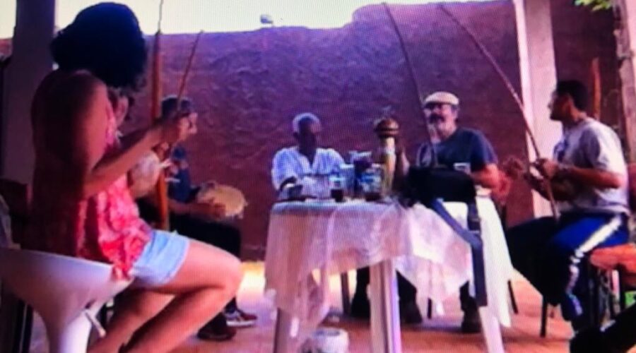 Universidade Livre de Estudos Culturais da Capoeira - Universidade da Capoeira - UNICAPOEIRA: Orquestra Harmônica de Berimbaus. Mestres Dom Ivan Zacarias Guimarães Gobbo, Clodoaldo Alberico Galindo de Moraes, Baleado - Risomar Torres Arruda, Bella - Maria Izabel Melotti Xible, Mônica Lucena e Laura Cavalieri Bisio. Condomínio Ville de Montagne, Quadra 26, Casa 14, Brasília, Distrito Federal/DF, Brasil. Registro de Capoeira Mestre Polêmico - Professor João Couto Teixeira. IMG_0108. 123,9 MB. 14h51. 14 de fevereiro de 2015.