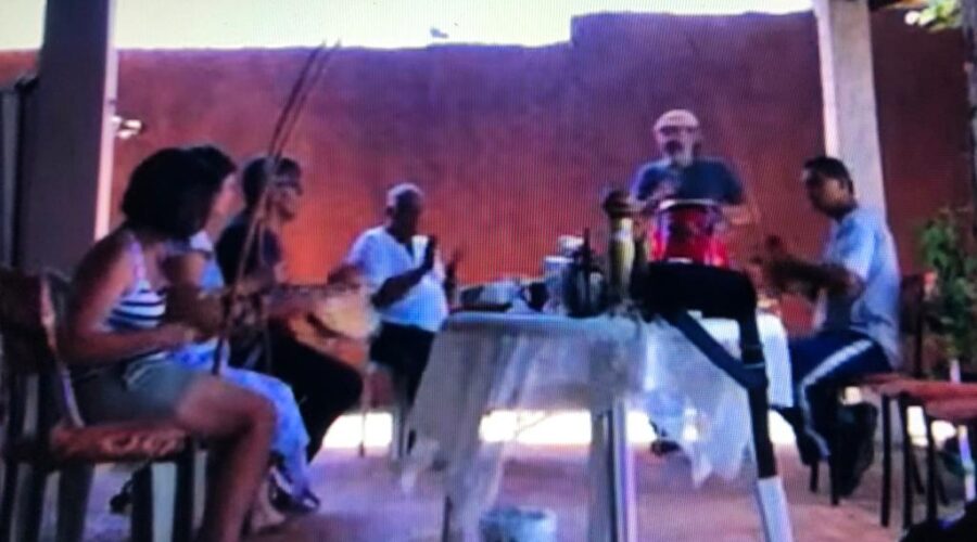 Universidade Livre de Estudos Culturais da Capoeira - Universidade da Capoeira - UNICAPOEIRA: Orquestra Harmônica de Berimbaus. Mestres Dom Ivan Zacarias Guimarães Gobbo, Clodoaldo Alberico Galindo de Moraes, Baleado - Risomar Torres Arruda, Bella - Maria Izabel Melotti Xible, Mônica Lucena e Laura Cavalieri Bisio. Condomínio Ville de Montagne, Quadra 26, Casa 14, Brasília, Distrito Federal/DF, Brasil. Registro de Capoeira Mestre Polêmico - Professor João Couto Teixeira. IMG_0109. 743,3 MB. 15h20. 14 de fevereiro de 2015.