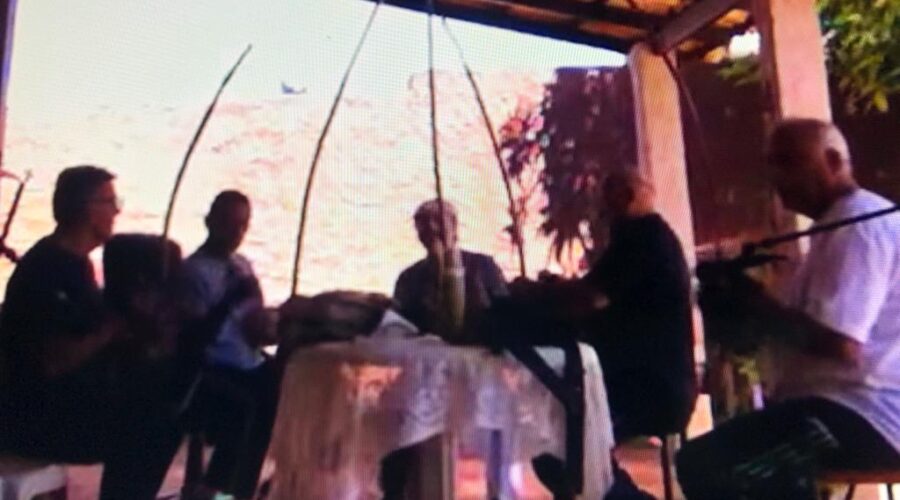 Universidade Livre de Estudos Culturais da Capoeira - Universidade da Capoeira - UNICAPOEIRA: Orquestra Harmônica de Berimbaus. Mestres Hélio Tabosa de Moraes, Dom Ivan Zacarias Guimarães Gobbo, Clodoaldo Alberico Galindo de Moraes, Baleado - Risomar Torres Arruda, Bella - Maria Izabel Melotti Xible, Mônica Lucena e Laura Cavalieri Bisio. Condomínio Ville de Montagne, Quadra 26, Casa 14, Brasília, Distrito Federal/DF, Brasil. Registro de Capoeira Mestre Polêmico - Professor João Couto Teixeira. IMG_0095. 1,11 GB. 13h03. 14 de fevereiro de 2015.