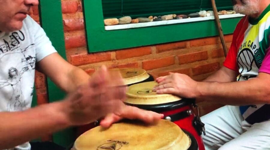 Universidade Livre de Estudos Culturais da Capoeira - Universidade da Capoeira - UNICAPOEIRA: Orquestra Harmônica de Berimbaus. Quinho - Henrique Couto Teixeira, Peter Faluhelyi, Bella - Maria Izabel Melotti Xible, Paulo Sérgio Talarico e Rogério. Sala de Entrar, Tigüera 360, Juiz de Fora, Minas Gerais/MG, Brasil. Registro de Capoeira Mestre Polêmico - Professor João Couto Teixeira. IMG_3969. 7,34 GB. 17h06. 20 de junho de 20.