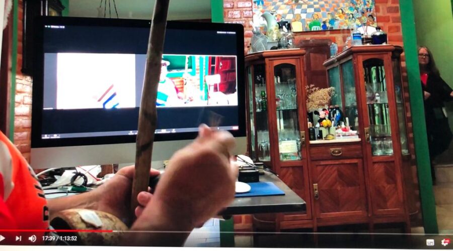 Universidade Livre de Estudos Culturais da Capoeira - Universidade da Capoeira - UNICAPOEIRA: Orquestra Harmônica de Berimbaus. Quinho - Henrique Couto Teixeira, Peter Faluhelyi e Bella - Maria Izabel Melotti Xible. Sala de Entrar, Tigüera 360, Juiz de Fora Minas Gerais/MG, Brasil. Registro de Capoeira Mestre Polêmico - Professor João Couto Teixeira. IMG_3186. 4,31 GB. 16h55. 30 de maio de 2020.