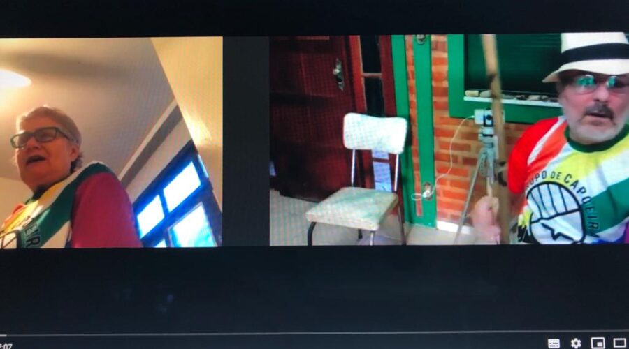 Universidade Livre de Estudos Culturais da Capoeira - Universidade da Capoeira - UNICAPOEIRA: Orquestra Harmônica de Berimbaus. Quinho - Henrique Couto Teixeira, Bella - Maria Izabel Melotti Xible e Peter Faluhelyi. Sala de Entrar, Tigüera 360, Juiz de Fora, Minas Gerais/MG, Brasil. Registro de Capoeira Mestre Polêmico - Professor João Couto Teixeira. 564,1 MB. 18h05. 30 de maio de 2020.