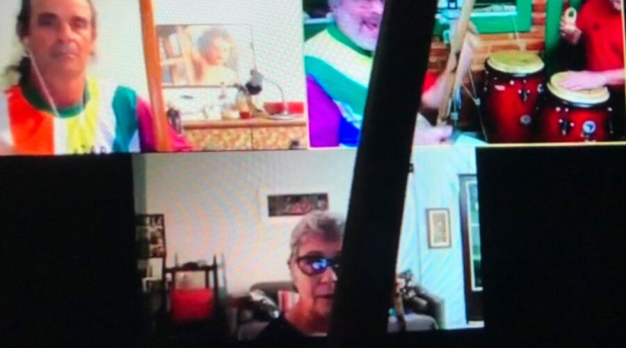 Universidade Livre de Estudos Culturais da Capoeira - Universidade da Capoeira - UNICAPOEIRA: Orquestra Harmônica de Berimbaus. Quinho - Henrique Couto Teixeira, Peter Faluhelyi e Bella - Maria Izabel Melotti Xible. Sala de Entrar, Tigüera 360, Juiz de Fora, Minas Gerais/MG, Brasil. Registro de Capoeira Mestre Polêmico - Professor João Couto Teixeira. IMG_4219. 2,33 GB. 17h02. 27 de junho de 2020.