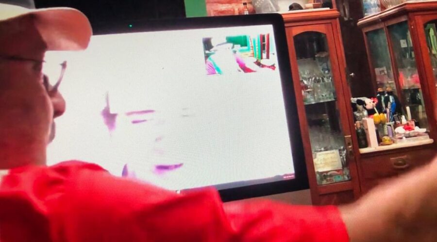 Universidade Livre de Estudos Culturais da Capoeira - Universidade da Capoeira - UNICAPOEIRA: Orquestra Harmônica de Berimbaus. Quinho - Henrique Couto Teixeira e Peter Faluhelyi. Conexão Baixa. Sala de Entrar, Tigüera 360, Juiz de Fora Minas Gerais/MG, Brasil. Registro de Capoeira Mestre Polêmico - Professor João Couto Teixeira. IMG_0962. 451,6 MB. 18h18. 02 de maio de 2020.