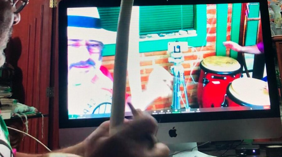 Universidade Livre de Estudos Culturais da Capoeira - Universidade da Capoeira - UNICAPOEIRA: Orquestra Harmônica de Berimbaus. Quinho - Henrique Couto Teixeira, Peter Faluhelyi, Laura Cavalieri Bisio e Mestre Galego - Rodrigo Miranda, Sala de Entrar, Tigüera 360, Juiz de Fora Minas Gerais/MG, Brasil. Registro de Capoeira Mestre Polêmico - Professor João Couto Teixeira. IMG_2627. 4,07 GB. 17h20. 23 de maio de 2020.