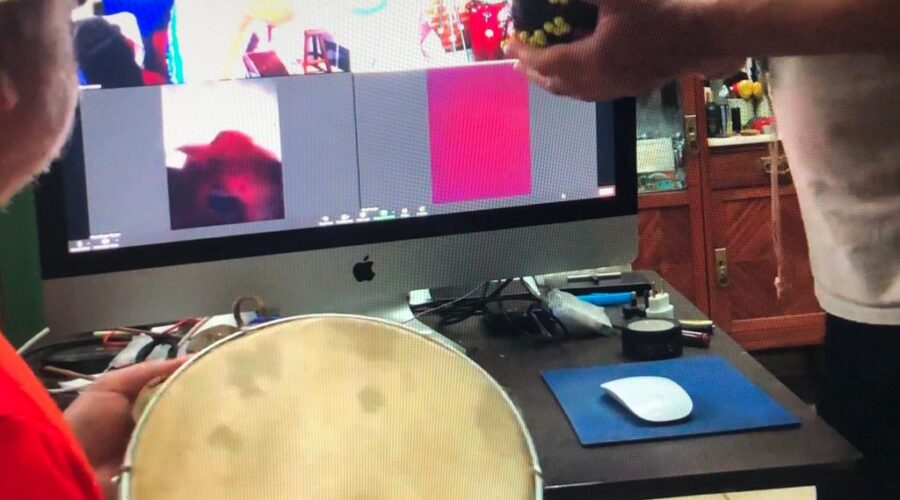 Universidade Livre de Estudos Culturais da Capoeira - Universidade da Capoeira - UNICAPOEIRA: Orquestra Harmônica de Berimbaus. Quinho - Henrique Couto Teixeira, Peter Faluhelyi e Paulo Sergio Talarico. Sala de Entrar, Tigüera 360, Juiz de Fora, Minas Gerais/MG, Brasil. Registro de Capoeira Mestre Polêmico - Professor João Couto Teixeira. IMG_3519. 6,38 GB. 16h53. 06 de junho de 2020.