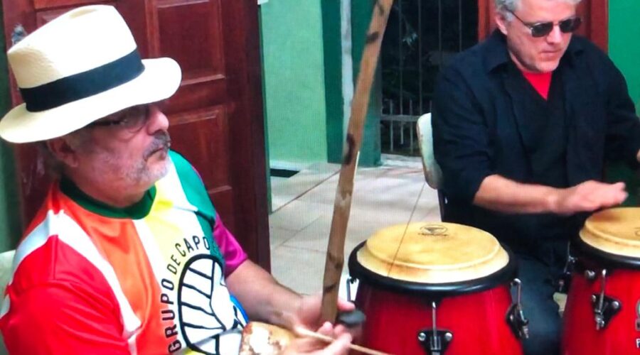 Universidade Livre de Estudos Culturais da Capoeira - Universidade da Capoeira - UNICAPOEIRA: Orquestra Harmônica de Berimbaus. Quinho - Henrique Couto Teixeira - Congas. Toques. Sala de Entrar, Tigüera 360, Juiz de Fora Minas Gerais/MG, Brasil. Registro de Capoeira Mestre Polêmico - Professor João Couto Teixeira. IMG_3188. 569,8 MB. 18h14. 30 de maio de 2020.
