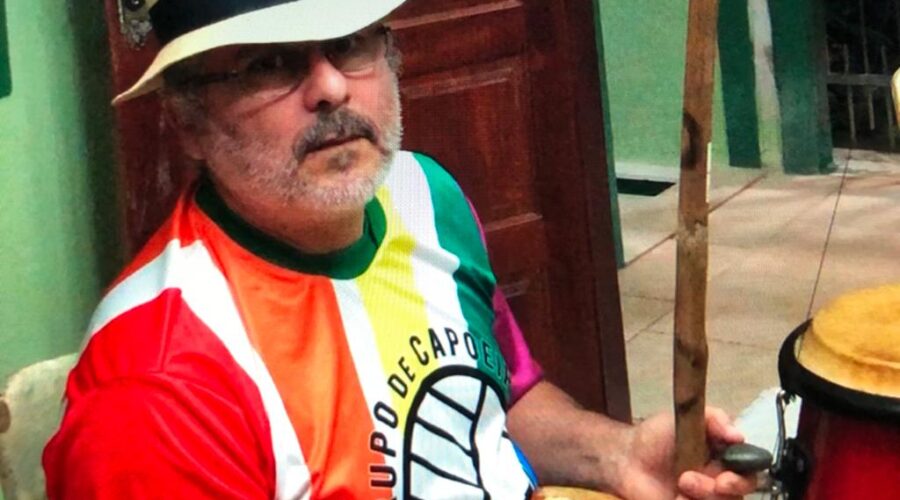 Universidade Livre de Estudos Culturais da Capoeira - Universidade da Capoeira - UNICAPOEIRA: Orquestra Harmônica de Berimbaus. Toques. Sala de Entrar, Tigüera 360, Juiz de Fora Minas Gerais/MG, Brasil. Registro de Capoeira Mestre Polêmico - Professor João Couto Teixeira. IMG_3189. 845,8 MB. 18h25. 30 de maio de 2020.