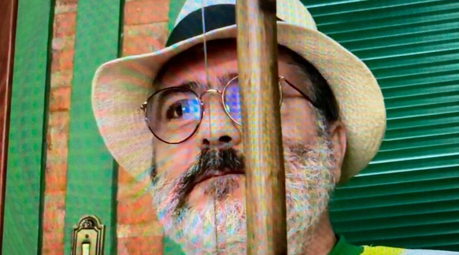 Berimbau e seus Toques: Live pelo Instagram Facebook e YouTube. Universidade Livre de Estudos Culturais da Capoeira - Universidade da Capoeira - UNICAPOEIRA. Instituto de Educação Socioambiental - IESAMBI. Grupo de Capoeira Meia Lua - Fundado em 29 de Maio de 1962. Homenagem ao Pintor Paulo Sérgio Talarico. Sala de Entrar, Tigüera 360, Juiz deFora, Minas Gerais/MG, Brasil. Registro de Capoeira Mestre Polêmico - Professor João Couto Teixeira. IMG_4914. 4,85 GB. 09h40. Quarta-feira, 12 de maio de 2021. HD 1080p.