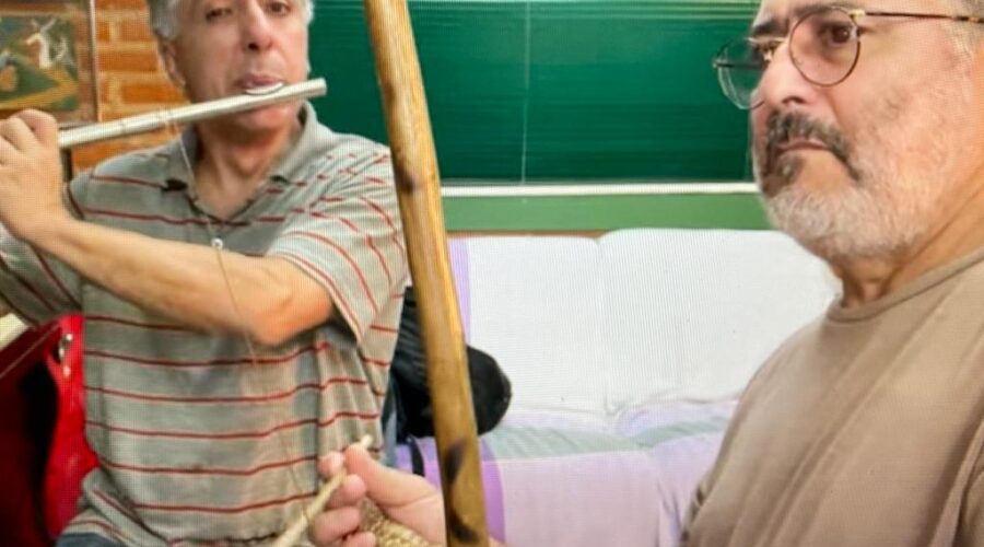 Universidade Livre de Estudos Culturais da Capoeira - Universidade da Capoeira - UNICAPOEIRA. Mestre Angoleiro: Parabéns pelos 80 Anos de Sabedoria e Ensinamentos. Têvo - Estêvão Couto Teixeira - Flauta e Mestre Polêmico - Berimbau. Sala de TV, Tigüera 360, Juiz de Fora, Minas Gerais/MG, Brasil. Registro de Capoeira Mestre Polêmico - Professor João Couto Teixeira. IMG_7663. 884,3 MB. 21h19. Quarta-feira, 21 de abril de 2021.