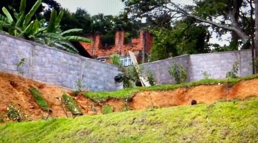 Casa em Construção: Henrique Couto Teixeira. Tigüera 363, Juiz de Fora, Minas Gerais/MG, Brasil. Registro de Capoeira Mestre Polêmico - Professor João Couto Teixeira. IMG_2693. 107,1 MB. 13h40. Domingo, 18 de março de 2012.