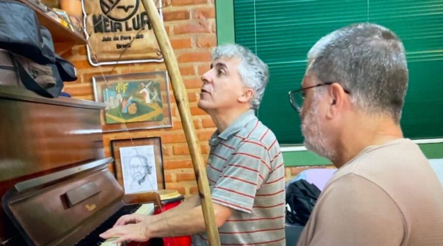 Têvo - Estêvão Couto Teixeira: Piano Meister - Entre o Dia e a Noite. Capoeira Mestre Polêmico - Professor João Couto Teixeira - Berimbau. Sala de Visitas, Tigüera 360, Juiz de Fora, Minas Gerais/MG, Brasil. Registro de Capoeira Mestre Polêmico - Professor João Couto Teixeira. IMG_7658. 3,87 GB. 20h18. Quarta-feira, 21 de abril de 2021. HD 1080p.