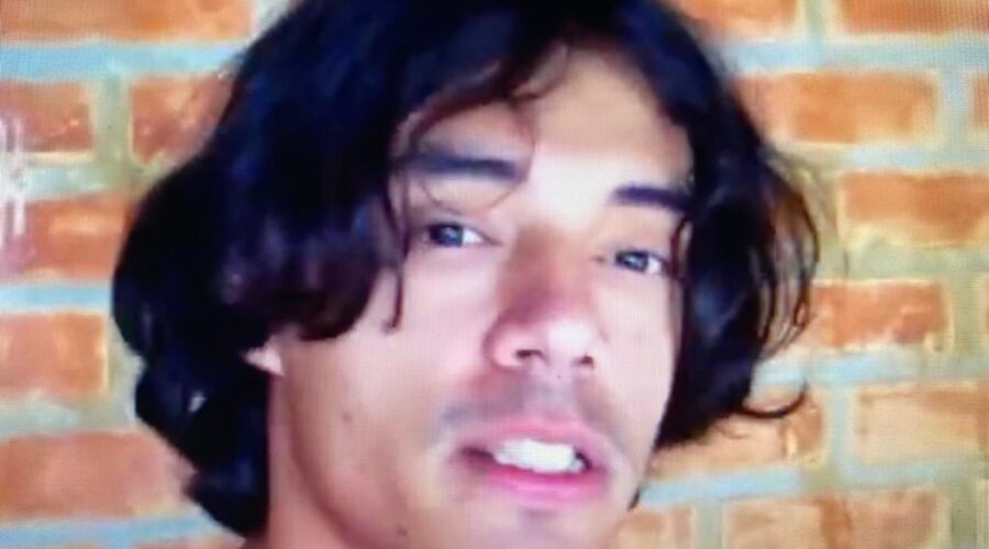 Inventor Alexandre Medeiros: Abelhas Jataí e Besta Gigante. Residencial Tigüera, Juiz de Fora, Minas Gerais/MG, Brasil. Registro de Capoeira Mestre Polêmico - Professor João Couto Teixeira. IMG_2684. 408,6 MB. 13h11. Domingo, 18 de março de 2012. HD 720p.