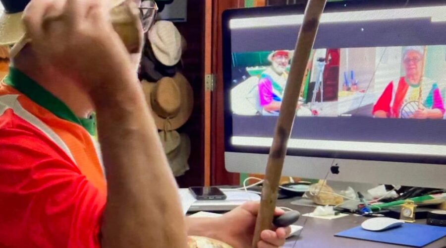 Orquestra Harmônica de Berimbaus: Universidade Livre de Estudos Culturais da Capoeira - Universidade da Capoeira - UNICAPOEIRA. Grupo de Capoeira Meia Lua - Fundado em 29 de Maio de 1962. Instituto de Educação Socioambiental - IESAMBI. Bella - Maria Isabel Melotti Xible. Sala de Entrar, Tigüera 360, Juiz de Fora, Minas Gerais/MG, Brasil. Registro de Capoeira Mestre Polêmico - Professor João Couto Teixeira. IMG_7673. 6,23 GB. 19h28. Quinta-feira, 22 de abril de 2021.