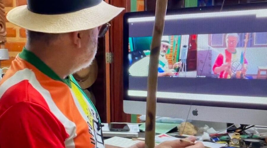 Orquestra Harmônica de Berimbaus: Universidade Livre de Estudos Culturais da Capoeira - Universidade da Capoeira - UNICAPOEIRA. Grupo de Capoeira Meia Lua - Fundado em 29 de Maio de 1962. Instituto de Educação Socioambiental - IESAMBI. Bella - Maria Isabel Melotti Xible. Sala de Entrar, Tigüera 360, Juiz de Fora, Minas Gerais/MG, Brasil. Registro de Capoeira Mestre Polêmico - Professor João Couto Teixeira. IMG_7811. 7,23 GB. 19h30. Quinta-feira, 29 de abril de 2021.