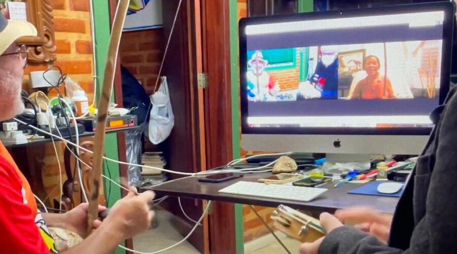 Orquestra Harmônica de Berimbaus: Universidade Livre de Estudos Culturais da Capoeira - Universidade da Capoeira - UNICAPOEIRA. Grupo de Capoeira Meia Lua - Fundado em 29 de Maio de 1962. Instituto de Educação Socioambiental - IESAMBI. Bella - Maria Isabel Melotti Xible, Laura Cavalieri Bisio e Percussionista Xico - Francisco de Assis Couto Teixeira. Sala de Entrar, Tigüera 360, Juiz de Fora, Minas Gerais/MG, Brasil. Registro de Capoeira Mestre Polêmico - Professor João Couto Teixeira. IMG_8204. 5,71 GB. 19h30. 15 de Maio de 2021. HD 1080p.