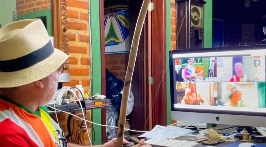 Orquestra Harmônica de Berimbaus: Universidade livre de Estudos Culturais da Capoeira - Universidade da Capoeira - UNICAPOEIRA. Grupo de Capoeira Meia Lua - Fundado em 29 de maio de 1962. Instituto de Educação Socioambiental - IESAMBI. Bella - Maria Izabel Melotti Xible, Peter Faluhelyi e Laura Cavalieri Bisio. Sala de Entrar, Tigüera 360, Juiz de Fora, Minas Gerais/MG, Brasil. Registro de Capoeira Mestre Polêmico - Professor João Couto Teixeira. IMG_8344. 4,06 GB. 18h27. Sábado, 22 de março de 2021. HD 1080p.