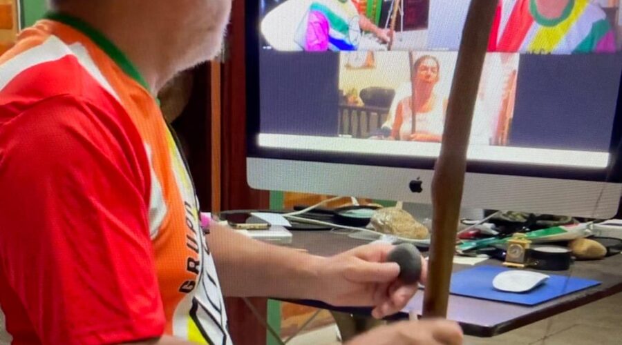 Orquestra Harmônica de Berimbaus: Universidade Livre de Estudos Culturais da Capoeira - Universidade da Capoeira - UNICAPOEIRA. Grupo de Capoeira Meia Lua - Fundado em 29 de Maio de 1962. Instituto de Educação Socioambiental - IESAMBI. Bella - Maria Isabel Melotti Xible e Laura Cavalieri Bisio. Sala de Entrar, Tigüera 360, Juiz de Fora, Minas Gerais/MG, Brasil. Registro de Capoeira Mestre Polêmico - Professor João Couto Teixeira. IMG_7712. 6,66 GB. 18h34. Sábado, 24 de abril de 2021.