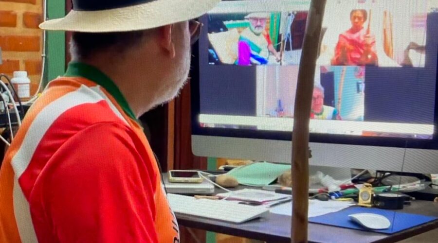 Orquestra Harmônica de Berimbaus: Universidade Livre de Estudos Culturais da Capoeira - Universidade da Capoeira - UNICAPOEIRA. Grupo de Capoeira Meia Lua - Fundado em 29 de Maio de 1962. Instituto de Educação Socioambiental - IESAMBI. Bella - Maria Isabel Melotti Xible e Laura Cavalieri Bisio. Sala de Entrar, Tigüera 360, Juiz de Fora, Minas Gerais/MG, Brasil. Registro de Capoeira Mestre Polêmico - Professor João Couto Teixeira. IMG_7860. 4,06 GB. 18h25. Sábado, 01 de maio de 2021. HD 1080p.