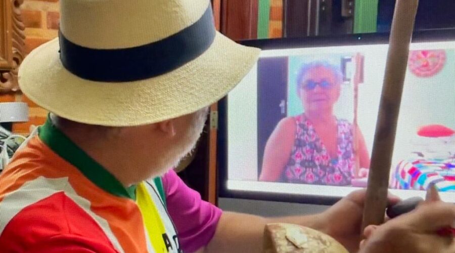 Orquestra Harmônica de Berimbaus: Universidade Livre de Estudos Culturais da Capoeira - Universidade da Capoeira - UNICAPOEIRA. Grupo de Capoeira Meia Lua - Fundado em 29 de Maio de 1962. Instituto de Educação Socioambiental - IESAMBI. Bella - Maria Isabel Melotti Xible e Percussionista Henrique Couto Teixeira. Sala de Entrar, Tigüera 360, Juiz de Fora, Minas Gerais/MG, Brasil. Registro de Capoeira Mestre Polêmico - Professor João Couto Teixeira. IMG_8021. 6,77 GB. 19h29. Quinta-feira, 06 de maio de 2021. HD 1080p.