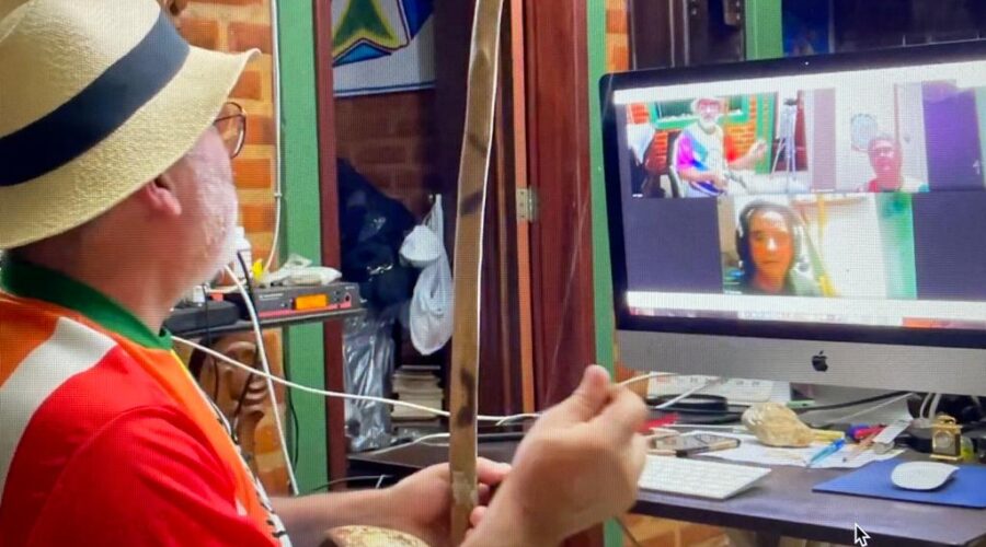 Orquestra Harmônica de Berimbaus: Universidade livre de Estudos Culturais da Capoeira - Universidade da Capoeira - UNICAPOEIRA. Grupo de Capoeira Meia Lua - Fundado em 29 de maio de 1962. Instituto de Educação Socioambiental - IESAMBI. Bella - Maria Izabel Melotti Xible e Peter Faluhelyi. Sala de Entrar, Tigüera 360, Juiz de Fora, Minas Gerais/MG, Brasil. Registro de Capoeira Mestre Polêmico - Professor João Couto Teixeira. IMG_8314. 3,98 GB. 19h27. 20 de maio de 2021. HD 1080p.