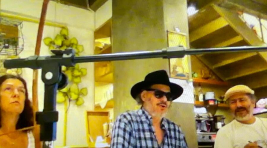 Orquestra Harmônica de Berimbaus: Universidade Livre de Estudos Culturais da Capoeira - Universidade da Capoeira - UNICAPOEIRA. Instituto de Educação Socioambiental - IESAMBI. Grupo de Capoeira Meia Lua - Fundado em 29 de maio de 1962. Capoeira Mestre Angoleiro, Capoeira Mestre Hélio Tabosa de Moraes, Capoeira Mestre Dom Ivan Zacarias Guimarães Gobbo, Capoeira Mestre Bartolomeu Vieira das Chagas,Capoeira Mestre Polêmico - Professor João Couto Teixeira, Capoeira Mestre Marinheiro - Luiz Augusto e Capoeira Mestre Baleado - Risomar Torres Arruda. Restaurante Empório Tropical, Brasília, Distrito Federal/DF, Brasil. Registro de Capoeira Mestre Polêmico - Professor João Couto Teixeira. IMG_1148. 1,74 GB. 11h46. Sábado, 11 de abril de 2015. HD 720p.