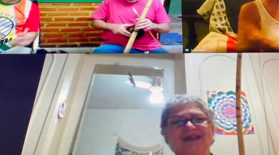 Orquestra Harmônica de Berimbaus: Universidade Livre de Estudos Culturais da Capoeira - Universidade da Capoeira - UNICAPOEIRA. Grupo de Capoeira Meia Lua - Fundado em 29 de maio de 1962. Instituto de Educação Socioambiental - IESAMBI. Bella - Maria Izabel Melotti Xible, Peter Faluhelyi, Laura Cavalieri Bisio e Têvo - Estêvão Couto Teixeira. Sala de Entrar, Tigüera 360, Juiz de Fora, Minas Gerais/MG, Brasil. Registro de Capoeira Mestre Polêmico - Professor João Couto Teixeira. IMG_8539. 2,63 GB. 18h21. Sábado, 29 de maio de 2021. HD 1080p.