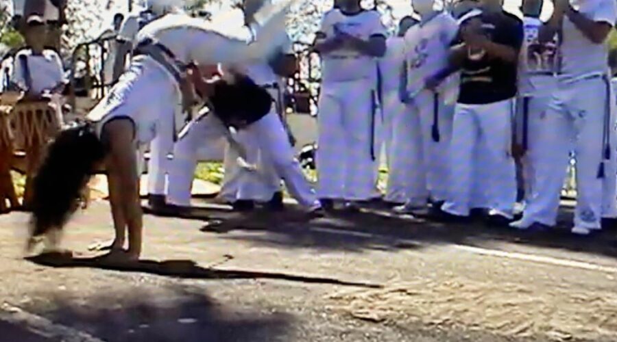 Universidade de Estudos Culturais da Capoeira - Universidade da Capoeira - UNICAPOEIRA: Instituto de Educação Socioambiental - IESAMBI. Roda de Capoeira. Coordenação de Capoeira Mestre Baleado - Risomar Torres Arruda. Praça Capoeira Mestre Onça Tigre - Doutor Milton Freire de Carvalho, Jardim Zoológico, Brasília, Distrito Federal/DF, Brasil. Registro de Capoeira Dom Ivan Zacarias Guimarães Gobbo. 1,39 GB. 14h30. Segunda-feira, 04 de maio de 2015.