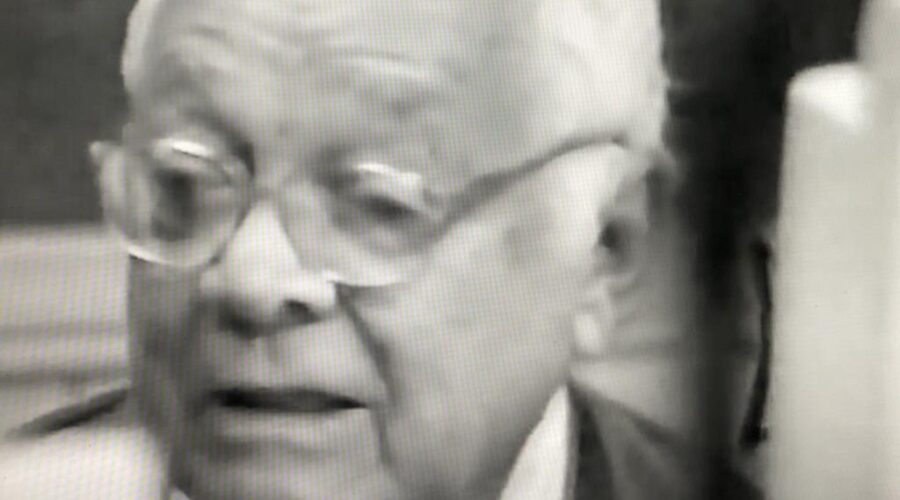 Capoeira Mestre Onça Tigre - Doutor Milton Freire de Carvalho: Outorga de Título de Cidadão Honorário ao Capoeira Mestre Gato Preto Doirado - José Gabriel Góes. Deputado Silvio Linhares e Deputado João de Deus. 14º Encontro Nacional de Capoeira - 14° ENCA. Capoeira Mestre Gilvan Alves de Andrade. Brasília, Quinta-feira, 24 de junho de 2004. Universidade Livre de Estudos Culturais da Capoeira - Universidade da Capoeira - UNICAPOEIRA. Instituto de Educação Socioambiental - IESAMBI. Grupo de Capoeira Meia Lua - Fundado em 29 de maio de 1962. Capoeira Mestre Polêmico - Professor João Couto Teixeira. Capoeira Mestre Polêmico - Pedro de Abreu Neiva. Churrasco. Condomínio Lago Azul, Sobradinho, Distrito Federal/DF, Brasil, 27 de junho de 2004. Centro de Ensino Médio Setor Leste - CEMSL. Brasília, 02 de julho de 2004. Registro de Capoeira Mestre Dom Ivan Zacarias Guimarães Gobbo. 962,7 MB. 16h25. VTS_01_1 .VOB.