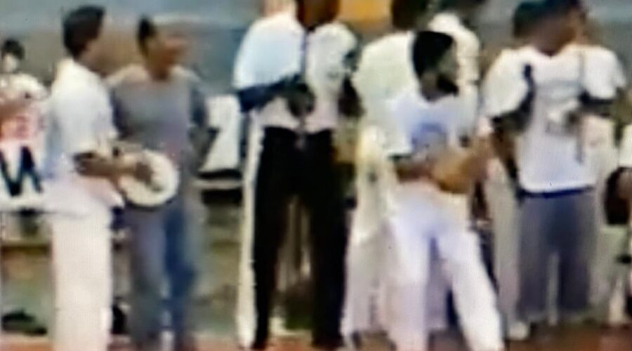 Universidade Livre de Estudos Culturais da Capoeira - Universidade da Capoeira - UNICAPOEIRA, Instituto de Educação Socioambiental - IESAMBI e Grupo de Capoeira Meia Lua - Fundado em 29 de maio de 1962: Capoeira 500 Anos - Angola e Regional. Gravação CD. Capoeira Mestres Lorde Bom Cabrito - Mário Rodrigues Ferreira do Rosário, Pombo de Ouro - José Bispo Correia, Angola - Humberto Vieira da Silva e Bom Menino - Aluizio de Melo Cavalcanti Júnior. Studio 57, Brasília, Distrito Federal/DF, Brasil. Registro de Capoeira Mestre Polêmico - Professor João Couto Teixeira. 790,1 MB. 17h30. Domingo - 08 de novembro de 1998. VTS_01_5.