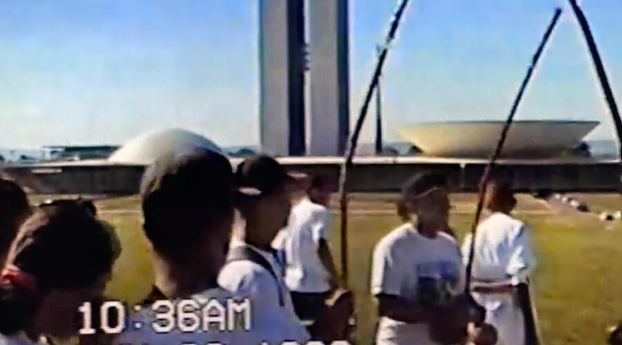 Oitavo Encontro Nacional de Capoeira - 8° ENCA: Quarto 24 horas de Capoeira - Mestre Gilvan Alves de Andrade. Universidade Livre de Estudos Culturais da Capoeira - Universidade da Capoeira - UNICAPOEIRA. Instituto de Educação Socioambiental - IESAMBI. Grupo de Capoeira Meia Lua - Fundado em 29 de maio de 1962. Capoeira Mestre Polêmico - Professor João Couto Teixeira. Brasília, Distrito Federal/DF, Brasil. Registro de Capoeira Mestre Dom Ivan Zacarias Guimarães Gobbo. 962,6 MB. 19h41. Sexta-feira, 26 de junho de 1998. VTS_01_1 .VOB.