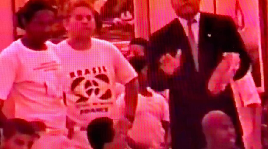 Oitavo Encontro Nacional de Capoeira - 8° ENCA: Quarto 24 horas de Capoeira - Mestre Gilvan Alves de Andrade. Universidade Livre de Estudos Culturais da Capoeira - Universidade da Capoeira - UNICAPOEIRA. Instituto de Educação Socioambiental - IESAMBI. Grupo de Capoeira Meia Lua - Fundado em 29 de maio de 1962. Capoeira Mestre Polêmico - Professor João Couto Teixeira. Brasília, Distrito Federal/DF, Brasil. Registro de Capoeira Mestre Dom Ivan Zacarias Guimarães Gobbo. 474,2 MB. 16h57. Sexta-feira, 26 de junho de 1998. VTS_01_1 .VOB.