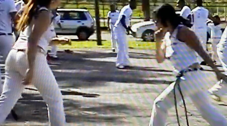 Universidade de Estudos Culturais da Capoeira - Universidade da Capoeira - UNICAPOEIRA: Instituto de Educação Socioambiental - IESAMBI. Roda de Capoeira. Coordenação de Capoeira Mestre Baleado - Risomar Torres Arruda. Praça Capoeira Mestre Onça Tigre - Doutor Milton Freire de Carvalho, Jardim Zoológico, Brasília, Distrito Federal/DF, Brasil. Registro de Capoeira Dom Ivan Zacarias Guimarães Gobbo. 2,19 GB. 15h22. Terça-feira, 05 de maio de 2015.