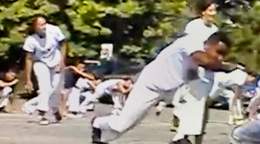 Universidade de Estudos Culturais da Capoeira - Universidade da Capoeira - UNICAPOEIRA: Instituto de Educação Socioambiental - IESAMBI. Roda de Capoeira. Coordenação de Capoeira Mestre Baleado - Risomar Torres Arruda. Praça Capoeira Mestre Onça Tigre - Doutor Milton Freire de Carvalho, Jardim Zoológico, Brasília, Distrito Federal/DF, Brasil. Registro de Capoeira Dom Ivan Zacarias Guimarães Gobbo. 2,29 GB. 15h22. Teça-feira, 05 de maio de 2015.