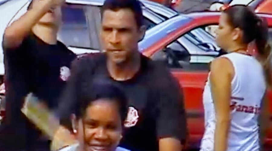 Universidade de Estudos Culturais da Capoeira - Universidade da Capoeira - UNICAPOEIRA: Instituto de Educação Socioambiental - IESAMBI. Roda de Capoeira. Coordenação de Capoeira Mestre Baleado - Risomar Torres Arruda. Praça Capoeira Mestre Onça Tigre - Doutor Milton Freire de Carvalho, Jardim Zoológico, Brasília, Distrito Federal/DF, Brasil. Registro de Capoeira Dom Ivan Zacarias Guimarães Gobbo. 2,56 GB. 15h22. Terça-feira, 05 de maio de 2015.