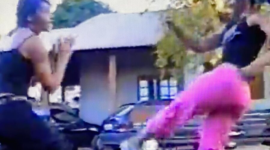 Universidade Livre de Estudos Culturais da Capoeira - Universidade da Capoeira - UNICAPOEIRA. Instituto de Educação Socioambiental - IESAMBI. Grupo de Capoeira Meia Lua - Fundado em 29 de maio de 1962. 14º Encontro Nacional de Capoeira - 14° ENCA. Capoeira Mestre Gilvan Alves de Andrade. Brasília, Distrito Federal, Brasil. Quinta-feira, 24 de junho de 2004. Capoeira Mestre Polêmico - Professor João Couto Teixeira. Churrasco. Condomínio Lago Azul, Sobradinho, Distrito Federal/DF, Brasil. 27 de junho de 2004. Centro de Ensino Médio Setor Leste - CEMSL, Brasília. 02 de julho de 2004. Registro de Capoeira Mestre Dom Ivan Zacarias Guimarães Gobbo. 962,6 MB. 16h25. VTS_01_1 .VOB.