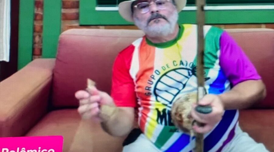 Orquestra Harmônica de Berimbaus: Universidade Livre de Estudos Culturais da Capoeira - Universidade da Capoeira - UNICAPOEIRA, Grupo de Capoeira Meia Lua - Fundado em 29 de maio de 1962 e Instituto de Educação Socioambiental - IESAMBI. Berimbau e Pandeiro - Mestre Polêmico - Professor João Couto Teixeira. Sala de Entrar, Tigüera 360, Juiz de Fora, Minas Gerais/MG, Brasil. Registro de Capoeira Mestre Polêmico - Professor João Couto Teixeira. IMG_2135. 1,75 GB. 19h25. Sábado, 30 de Outubro de 2021.