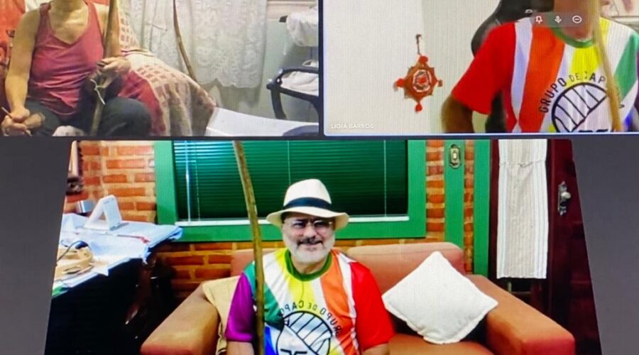 Orquestra Harmônica de Berimbaus: Universidade Livre de Estudos Culturais da Capoeira - Universidade da Capoeira, UNICAPOEIRA, Grupo de Capoeira Meia Lua - Fundado em 29 de maio de 1962 e Instituto de Educação Socioambiental - IESAMBI. Berimbaus - Toques Amazonas, Angola, Banguela, Cavalaria e Iúna Verdadeira. Timbres e Canto. Laura Cavalieri Bisio e Peter Faluhelyi. Sala de Entrar, Tigüera 360, Juiz de Fora, Minas Gerais/MG, Brasil. Registro de Capoeira Mestre Polêmico - Professor João Couto Teixeira. IMG_5503. 6,8 GB. 18h29. Sábado, 16 de Outubro de 2021. HD 1080p.