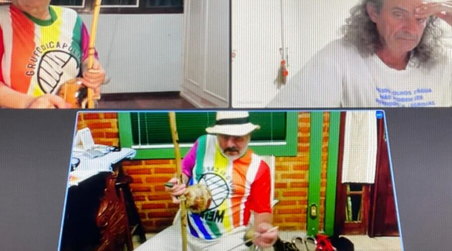 Orquestra Harmônica de Berimbaus: Universidade Livre de Estudos Culturais da Capoeira - Universidade da Capoeira, UNICAPOEIRA, Grupo de Capoeira Meia Lua - Fundado em 29 de maio de 1962 e Instituto de Educação Socioambiental - IESAMBI. Berimbaus - Toque Baião, Timbres e Canto. Bella - Maria Isabel Melotti Xible e Peter Faluhelyi. Sala de Entrar, Tigüera 360, Juiz de Fora, Minas Gerais/MG, Brasil. Registro de Capoeira Mestre Polêmico - Professor João Couto Teixeira. IMG_1086. 5,14 GB. 19h30. Sábado, 23 de Setembro de 2021.