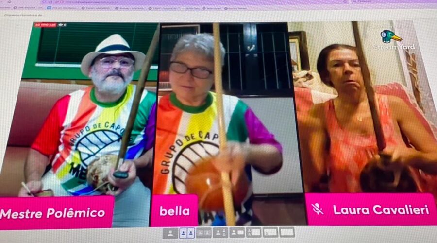 Orquestra Harmônica de Berimbaus: Universidade Livre de Estudos Culturais da Capoeira - Universidade da Capoeira - UNICAPOEIRA, Grupo de Capoeira Meia Lua - Fundado em 29 de maio de 1962 e Instituto de Educação Socioambiental - IESAMBI. Berimbaus - Toques e Cantos. Bella - Maria Isabel Melotti Xible, Laura Cavalieri Bisio e Salete Libardoni. Sala de Entrar, Tigüera 360, Juiz de Fora, Minas Gerais/MG, Brasil. Registro de Capoeira Mestre Polêmico - Professor João Couto Teixeira. IMG_2215. 4,23 GB. 19h05. Sábado, 06 de Novembro de 2021.