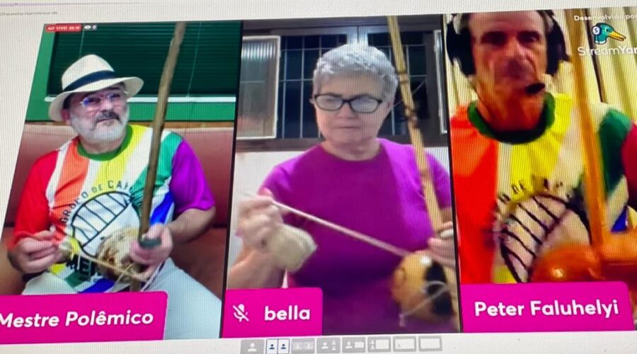 Orquestra Harmônica de Berimbaus: Universidade Livre de Estudos Culturais da Capoeira - Universidade da Capoeira - UNICAPOEIRA, Grupo de Capoeira Meia Lua - Fundado em 29 de maio de 1962 e Instituto de Educação Socioambiental - IESAMBI. Berimbaus - Toques em Diferentes Velocidades Simultâneas. Peter Faluhelyi e Bella - Maria Isabel Melotti Xible. Sala de Entrar, Tigüera 360, Juiz de Fora, Minas Gerais/MG, Brasil. Registro de Capoeira Mestre Polêmico - Professor João Couto Teixeira. IMG_2286. 6,58 GB. 19h13. Sábado, 13 de Novembro de 2021.